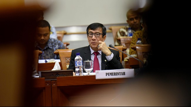 Menkumham mengatakan revisi UU KPK merupakan kesepakatan bersama pemerintah dan DPR. Padahal Jokowi, melalui Mensesneg, menyebut tak berniat merevisi UU KPK.