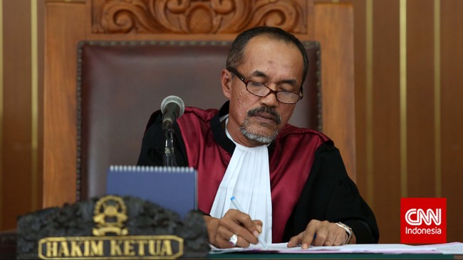 Komisi Yudisial menegaskan terus memantau sidang praperadilan Komjen Budi Gunawan dan memastikan akan memberikan sanksi kepada hakim bila langgar aturan.