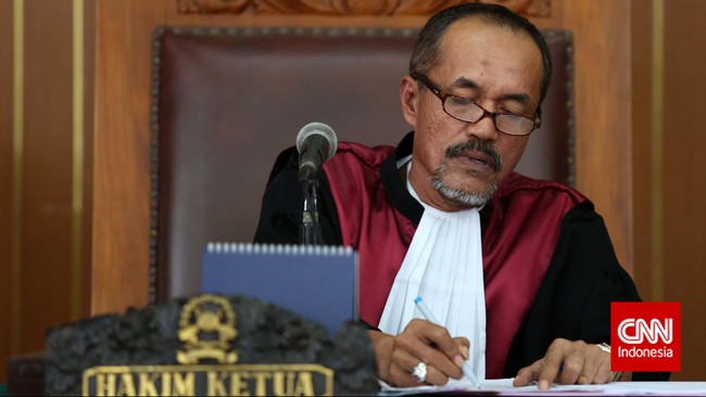 Tim kuasa hukum Komisaris Jenderal Budi Gunawan dalam gugatannya menyoal jumlah pimpinan KPK saat menetepkan kliennya sebagai tersangka.