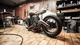 Lem Aibon yang Viral Berguna Buat Reparasi Jok Motor
