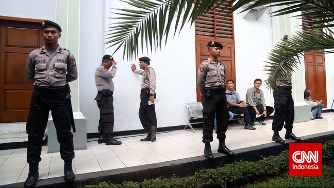Sidang praperadilan perdana KPK ini atas gugatan yang diajukan Komjen Budi Gunawan. Budi merasa ada kejanggalan dalam penetapan tersangka padanya oleh KPK.