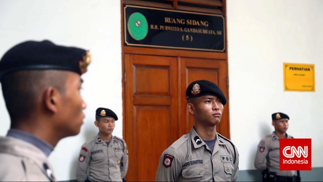Lantaran tim hukum KPK tak menghadiri persidangan, hakim tunggal Sarpin Rizaldi unda persidangan gugatan praperadilan Komisaris Jenderal Budi Gunawan.