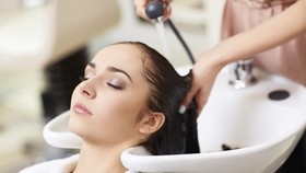 Alasan Membersihkan Rambut Dengan Sampo Saja Tidak Cukup