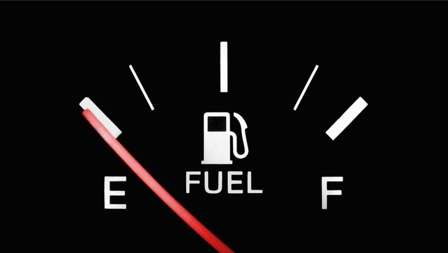 Jangan panik saat indikator BBM pada posisi 'E' (empty/kosong). Mobil bisa bergerak puluhan kilometer dengan syarat berkendara dengan konstan.