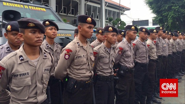Ratusan anggota kepolisian dari Polres Jakarta Selatan, Polda Metro Jaya dan Mabes Polri mengamankan kawasan Jalan Ampera Raya itu.
