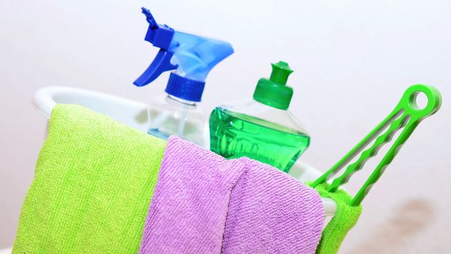 Bersih-bersih Rumah Pakai Probiotik, Bagaimana Caranya? Bukannya probiotik itu dikonsumsi buat kesehatan pencernaan? Berikut penjelasan ahli soal penggunaan probiotik untuk membersihkan rumah.