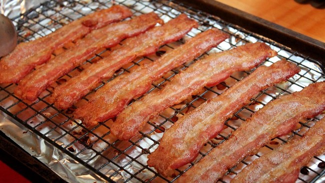 Sebuah sekolah kuliner di Kota Holstebro, Denmark, terbukti menyuruh seorang siswi Muslim untuk memakan daging babi dan harus membayar ganti rugi Rp78,5 juta.