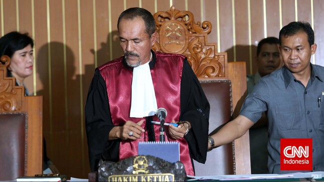Pasalnya, menggugat lewat praperadilan atas penetapan tersangka tidak sesuai dengan Ketentuan Hukum Acara Pidana (KUHAP) yang menjadi dasar hukum.