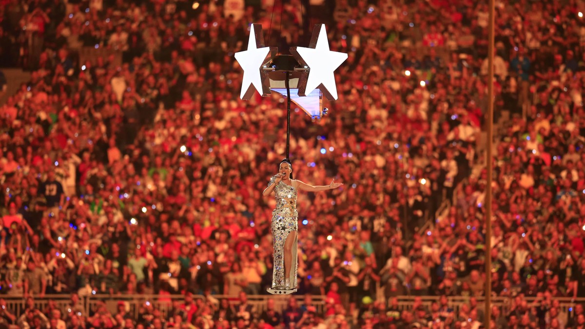 Aksi Spektakuler Katy Perry Memanaskan Super Bowl