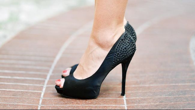 Lebih dari 19 ribu orang di Jepang menandatangani petisi untuk hapus larangan yang mengharuskan perempuan memakai high heels. Apa sih bahaya pakai high heels?