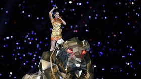 Aksi Spektakuler Katy Perry Memanaskan Super Bowl