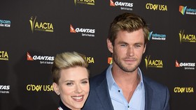 Scarlett Johansson 'Meleleh' Melihat Chris Hemsworth Tidur