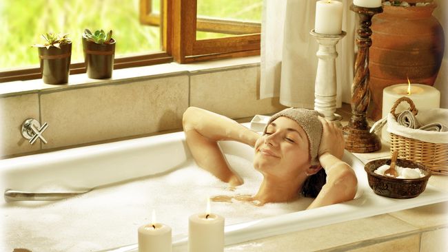 Jangan jadikan mandi hanya sebagai ritual semata. Kenali manfaat kesehatannya.