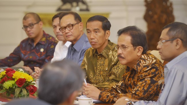 Rapat dihadiri oleh menteri dan pejabat serta beberapa kepala daerah yang daerahnya diterjang banjir.
