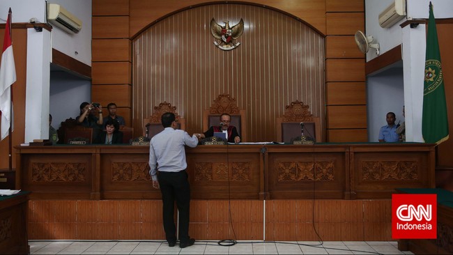 Kuasa hukum Komisaris Jenderal Budi Gunawan, Maqdir Ismail, menayangkan video konferensi pers KPK yang dinilainya terdapat muatan mimik mengejek.