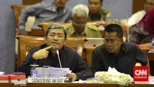 Aher berharap PNS tidak bereaksi berlebihan menanggapi keterlambatan gaji di sejumlah instansi pada awal tahun ini.