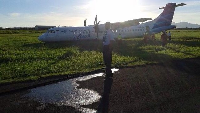 Pesawat Garuda Indonesia GA7040 tergelincir di pertengahan runway 13. Total 29 penumpang dan empat kru pesawat selamat.
