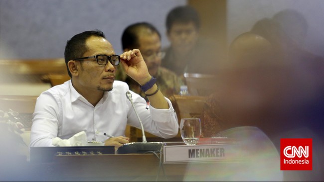 Terlahir dari seorang ibu yang berprofesi sebagai pekerja migran internasional, Hanif Dhakiri justru menduduki kursi tertinggi sebagai Menteri Ketenagakerjaan.