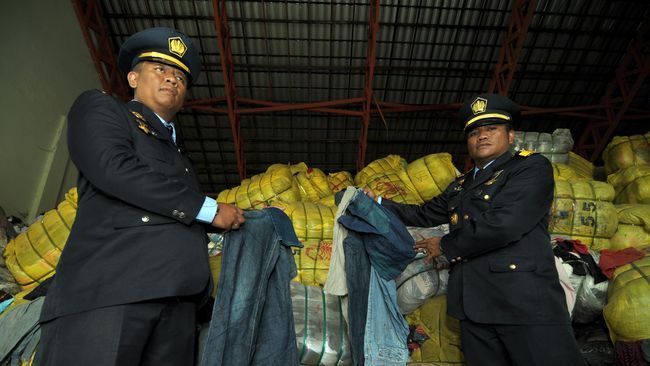 Kemendag Musnahkan Pakaian Bekas Impor Senilai Rp9 M Menteri Perdagangan Zulkifli Hasan memusnahkan pakaian bekas impor sebanyak 750 bal senilai Rp9 miliar di Karawang, Jumat (12/8).