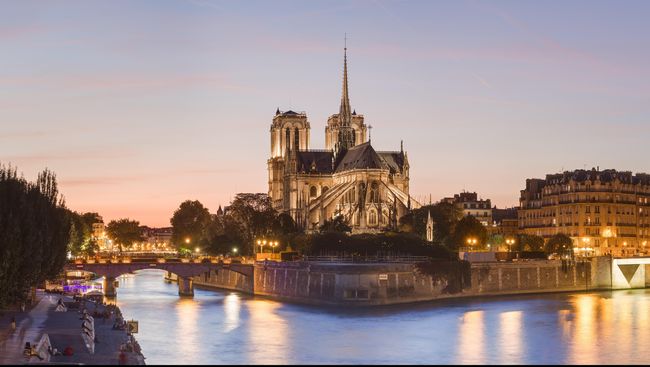 Alun-alun Katedral Notre Dame Akan Kembali Dibuka Proses restorasi Katedral Notre Dame yang masih berjalan salah satunya menghilangkan kontaminasi timbal dari reruntuhan akibat kebakaran.