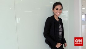 Ramadan ala Acha Septriasa: Syuting dan Jual Baju Murah