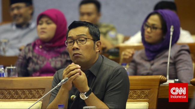 Ridwan Kamil menyebut acara KKR level Pemprov Jawa Barat, sementara Ahmad Heryawan menyebut Wali Kota Bandung lebih tahu persoalan.