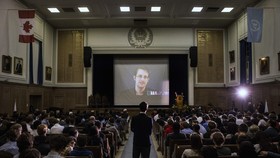 Pada Anak SMA, Snowden Cerita Soal Rahasia Intel AS