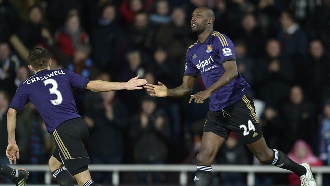 Manajemen Persib sedang melakukan negosiasi untuk mendapatkan Carlton Cole. Bahkan eks penyerang West Ham United itu dikabarkan sudah menjalani tes medis.