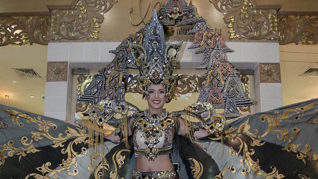 Tiga kostum terbaik di ajang kecantikan dunia dihadirkan di panggung malam final Pemilihan Puteri Indonesia 2015.