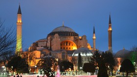 Sejarah Panjang Ibadah Dua Agama di Hagia Sophia