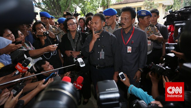 Menurut penyidik, Bambang Widjojanto dan Zulfahmi adalah pengacara sengketa pilkada Kabupaten Kotawaringin Barat tahun 2010.