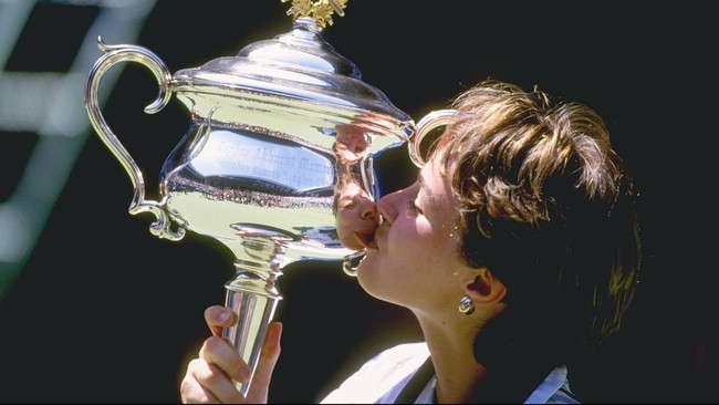 Petenis Swiss yang sempat berjaya di era 1900-an, Martina Hingis, mampu bangkit dari keterpurukan dan akan bermain di final ganda putri Wimbledon.