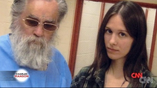 Penulis buku pembunuh berantai Charles Manson, mengungkapkan alasan Manson batal menikah dengan tunangannya yang berusia 53 tahun lebih muda darinya.