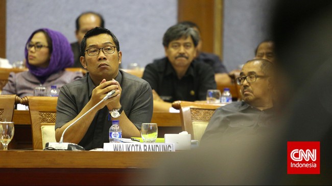 Wali Kota Bandung Ridwan Kamil meminta kepada pemerintah dan masyarakat Australia untuk menghormati hukum yang berlaku di Indonesia