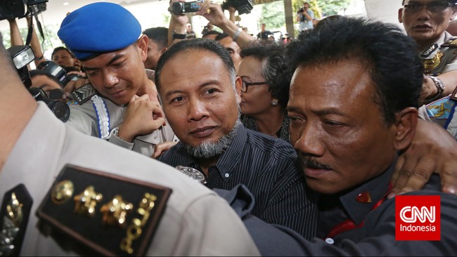 Setelah memberi keterangan ke media, BW langsung menuju ke gedung utama. Namun, setelah itu BW dan rekan-rekannya langsung bertolak dari Mabes Polri.