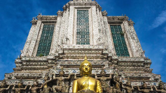Wat Arun adalah salah satu destinasi wisata di Bangkok. Di sini berdiri sejumlah candi yang dibuat dari susunan keramik mozaik.