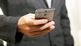 Cara Tepat Bersihkan <i>Smartphone</i> 'Sarang Kuman'