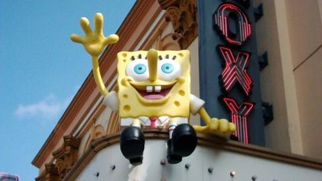 Spongebob bersahabat dekat dengan sebuah bintang laut, Patrick. Persahabatan mereka polos dan naif. Kita bisa belajar darinya.