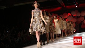Kala Cheongsam Sebastian Gunawan Menari dengan Bulan