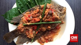 Pecak Gurame Jempolan dan Sayur Asem Oncom Teman Santap Siang