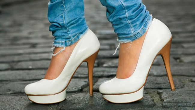 "Tek tok, tek tok..."Suara yang sanggup mengalihkan fokus sebagian orang berasal dari jenis sepatu wanita bernama high heels.