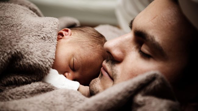 Seorang anak yang tumbuh bersama ibunya tanpa kehadiran ayah baik secara fisik atau psikologis dikenal dengan nama fatherless.