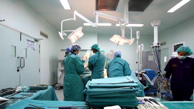 Kian lama, musik tak hanya menenangkan pasien, tapi juga sang dokter. Hingga akhirnya, kini sekitar 50 persen proses operasi diiringi alunan musik.