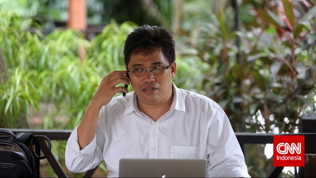 Tahir yang berasal dari Makassar seperti Samad mengaku mengambil foto itu menggunakan ponsel di sebuah hotel di Makassar. Ponsel itu lalu hilang tahun 2012.