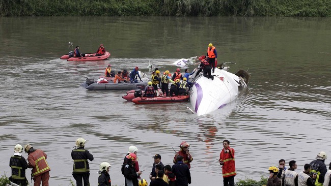 Pesawat TransAsia itu jatuh setelah berputar-putar di atas jalan tol dekat bandara sesaat setelah lepas landas, lalu jatuh di sungai. Sembilan dilaporkan tewas.
