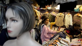 Ekonom Wanti-wanti Bea Masuk Ekstra Baju Impor Bikin Ogah Belanja