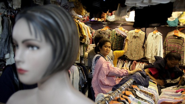 Kementerian Perdagangan sudah melarang impor pakaian bekas. Berikutnya, pemerintah akan melarang perdagangan baju-baju bekas impor itu.