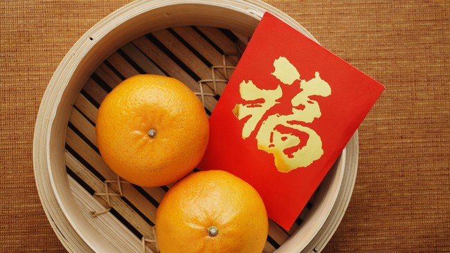 Angpao yang merupakan tradisi memberikan uang ke sanak famili saat perayaan Imlek telah berubah seiring perkembangan era digital seperti sekarang.