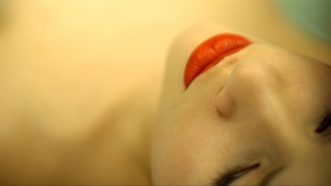 Karena tak ingin melihat pasangannya kecewa di atas ranjang, tak jarang perempuan hanya berpura-pura orgasme atau dikenal dengan istilah orgasme palsu.