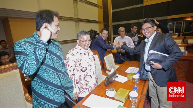Hasto membeberkan pertemuan di Komisi III DPR. Salah satu pertemuan melibatkan Sekretaris Kabinet Andi Widjajanto yang ikut bertemu di kediaman Samad.